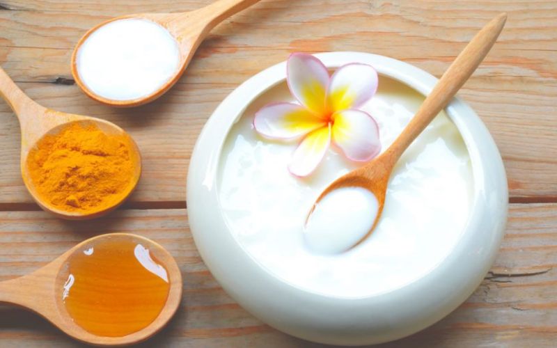 Mặt nạ sữa chua và bột nghệ giúp giảm thâm nám và trẻ hóa làn da