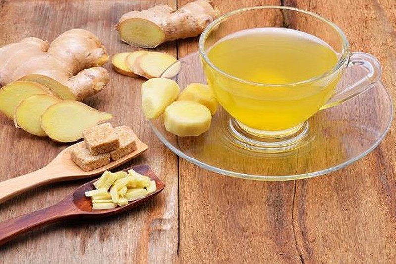 Nước gừng có chứa gingerol và shogaol hỗ trợ phân hủy chất béo