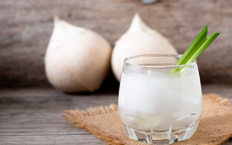 Uống nước dừa vào trước bữa ăn để hạn chế lượng thực phẩm nạp vào cơ thể