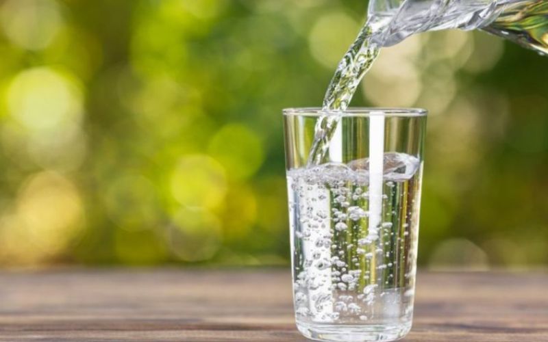 Uống 1 ly nước lọc trước mỗi bữa ăn có thể giúp giảm mỡ hiệu quả