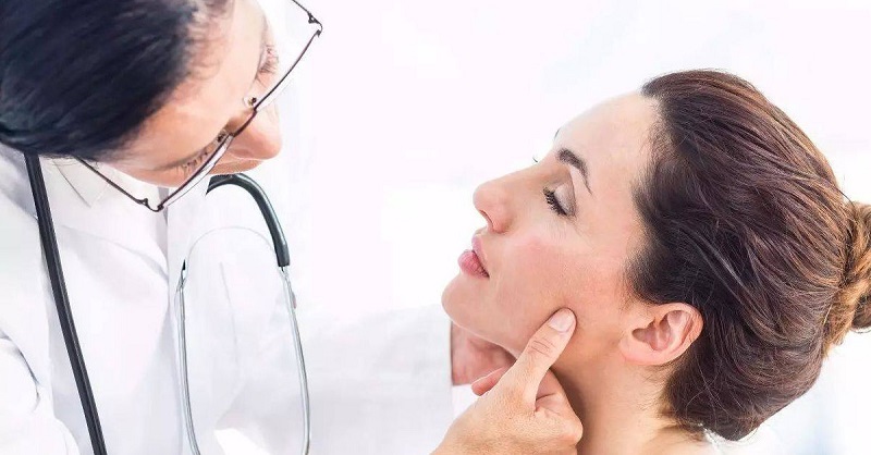 Bạn sẽ được bác sĩ xem xét tình trạng da trước khi thực hiện