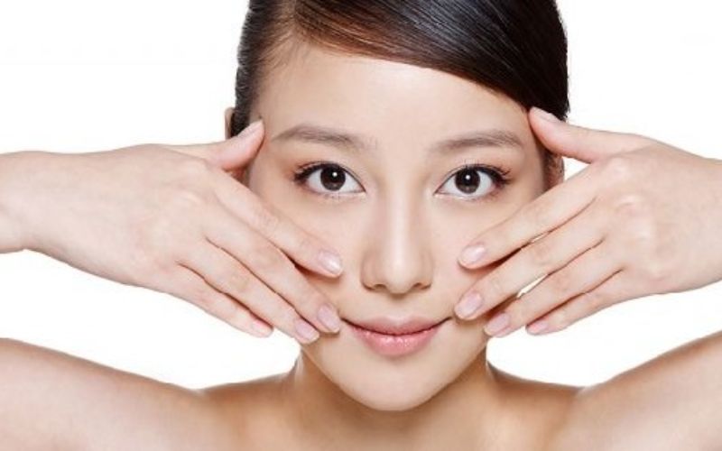 Đẩy cơ mặt từ cằm hướng lên thái dương và giữ nguyên trong khoảng 5 giây