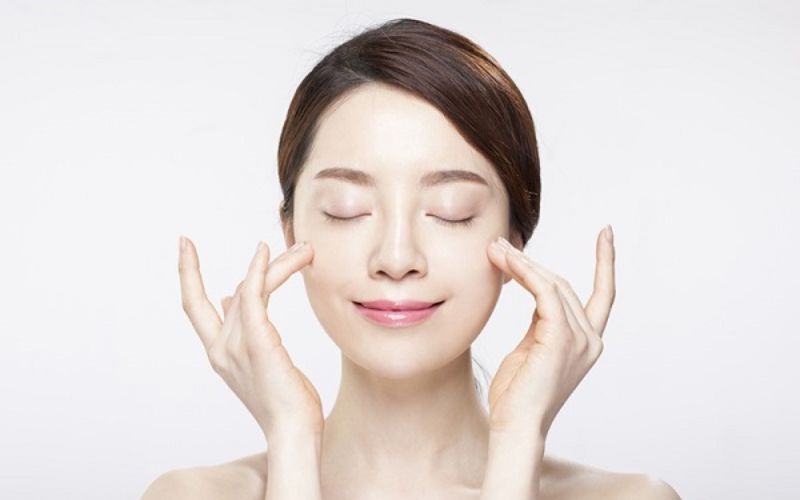 Sử dụng hai ngón tay miết từ vị trí hốc mắt đi qua vùng bọng mắt đến thái dương