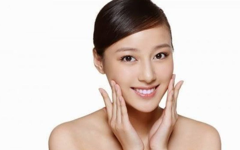 Dùng tay kéo dần từ giữa cằm theo phần xương hàm lên phía 2 tai