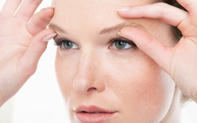 Thực hiện thao tác massage này 5 phút mỗi ngày để giảm nếp nhăn vùng trán