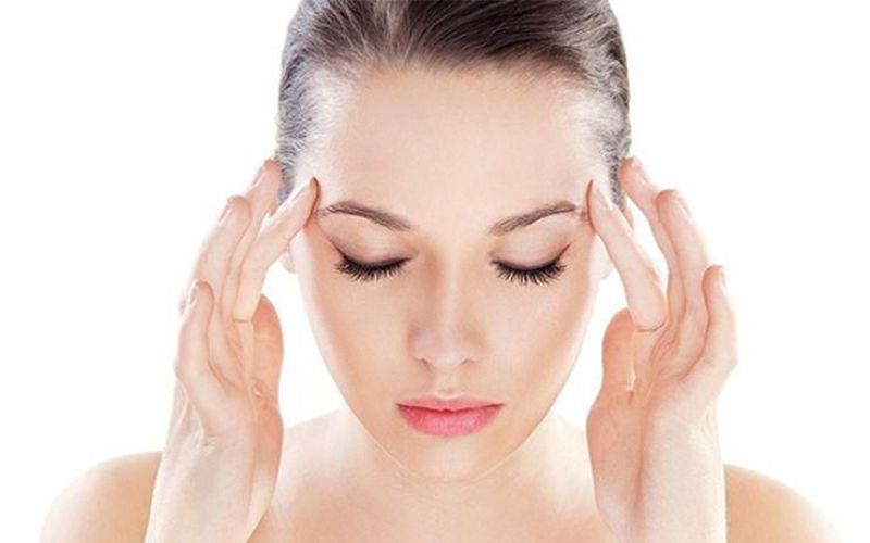 Dùng tay miết nhẹ từ giữa tráng sang 2 bên thái dương