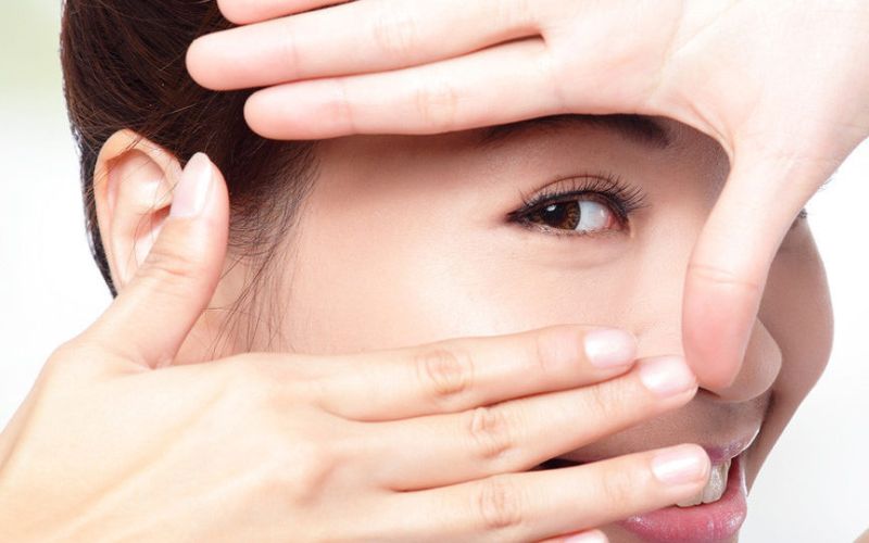 Dùng ngón tay miết từ vị trí dưới đuôi mắt sang khóe mắt mỗi ngày